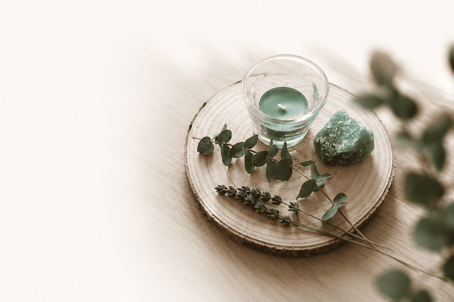 Un ritual Kairos con vela, mineral y botánica
